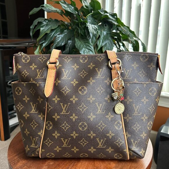 New HEARTS AND CHERRIES Bag Charm Gold Tone 🍒 - Picture 8 of 10